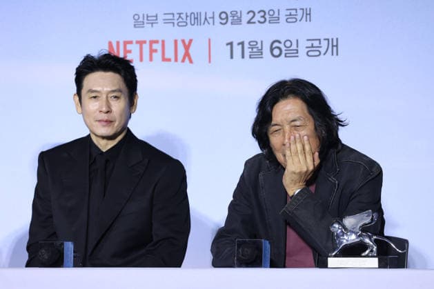 S. Korean director Lee Chang-dong S. Korean director Lee Chang-dong South Korean director Lee Chang-dong (R) listens to reporters questions during a publicity event for the upcoming Netflix movie Possible Love in Seoul on Sept. 21, 2026. The movie will be released in South Korea on Sept. 23 and will be released to more than 190 countries worldwide through Netflix on Nov. 6. (Yonhap) 2026-09-22 10:38:07 <Copyright ¨Ï 1980-2026 YONHAPNEWS AGENCY. .> ¼­¿ïÆ¯º°½Ã EDITORIAL USE ONLY  Copyright: xx Korean ???x yonphotos256944