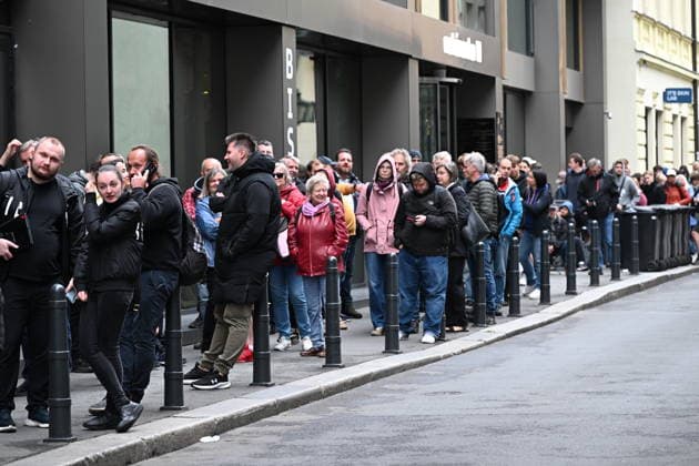 Hundreds of people wait outside the Prague branch of the Czech National Bank (CNB) to obtain a 5,000 crowns note with a special overprint, issued to mark the 100th anniversary of the founding of the Czechoslovak National Bank, Prague, Czech Republic, September 22, 2026. A total of 200,000 banknotes have been issued and are available at the CNB s cash desks in Prague, Brno, Ostrava and Hradec Kralove. A number of people who would like to get hold of this banknote waited from the early hours of the morning. Some of those waiting had brought folding chairs with them, whilst others were wrapped in blankets. (CTKxPhoto KaterinaxSulova) CTKPhotoP2026092201541 CTKPhotoP2026092201541