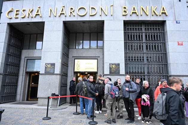Hundreds of people wait outside the Prague branch of the Czech National Bank (CNB) to obtain a 5,000 crowns note with a special overprint, issued to mark the 100th anniversary of the founding of the Czechoslovak National Bank, Prague, Czech Republic, September 22, 2026. A total of 200,000 banknotes have been issued and are available at the CNB s cash desks in Prague, Brno, Ostrava and Hradec Kralove. A number of people who would like to get hold of this banknote waited from the early hours of the morning. Some of those waiting had brought folding chairs with them, whilst others were wrapped in blankets. (CTKxPhoto KaterinaxSulova) CTKPhotoP2026092201561 CTKPhotoP2026092201561