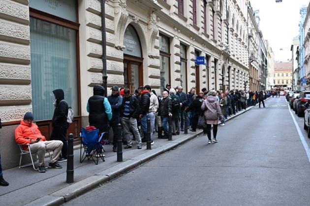 Hundreds of people wait outside the Prague branch of the Czech National Bank (CNB) to obtain a 5,000 crowns note with a special overprint, issued to mark the 100th anniversary of the founding of the Czechoslovak National Bank, Prague, Czech Republic, September 22, 2026. A total of 200,000 banknotes have been issued and are available at the CNB s cash desks in Prague, Brno, Ostrava and Hradec Kralove. A number of people who would like to get hold of this banknote waited from the early hours of the morning. Some of those waiting had brought folding chairs with them, whilst others were wrapped in blankets. (CTKxPhoto KaterinaxSulova) CTKPhotoP2026092201563 CTKPhotoP2026092201563