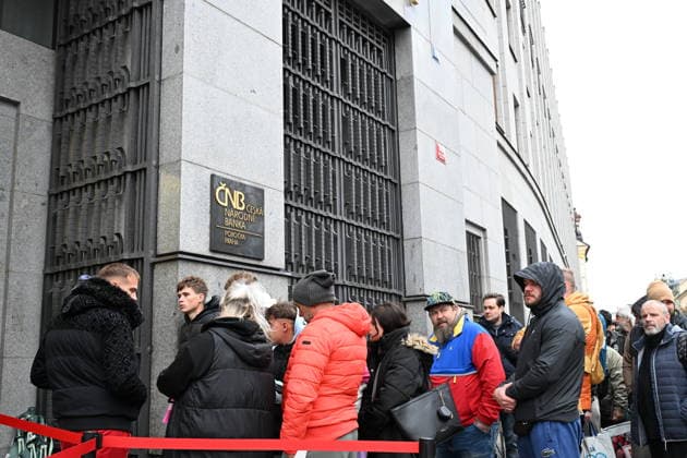 Hundreds of people wait outside the Prague branch of the Czech National Bank (CNB) to obtain a 5,000 crowns note with a special overprint, issued to mark the 100th anniversary of the founding of the Czechoslovak National Bank, Prague, Czech Republic, September 22, 2026. A total of 200,000 banknotes have been issued and are available at the CNB s cash desks in Prague, Brno, Ostrava and Hradec Kralove. A number of people who would like to get hold of this banknote waited from the early hours of the morning. Some of those waiting had brought folding chairs with them, whilst others were wrapped in blankets. (CTKxPhoto KaterinaxSulova) CTKPhotoP2026092201572 CTKPhotoP2026092201572