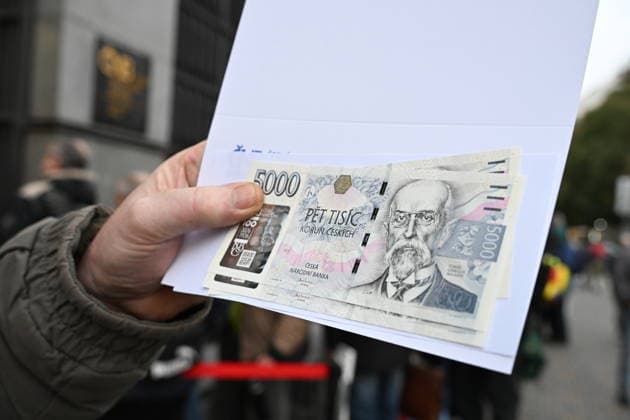 Hundreds of people waited outside the Prague branch of the Czech National Bank (CNB) to obtain a 5,000 crowns note with a special overprint, issued to mark the 100th anniversary of the founding of the Czechoslovak National Bank, Prague, Czech Republic, September 22, 2026. A total of 200,000 banknotes have been issued and are available at the CNB s cash desks in Prague, Brno, Ostrava and Hradec Kralove. A number of people who would like to get hold of this banknote waited from the early hours of the morning. Some of those waiting had brought folding chairs with them, whilst others were wrapped in blankets. (CTKxPhoto KaterinaxSulova) CTKPhotoP2026092201578 CTKPhotoP2026092201578