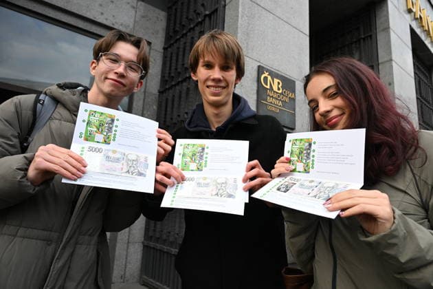 Hundreds of people waited outside the Prague branch of the Czech National Bank (CNB) to obtain a 5,000 crowns note with a special overprint, issued to mark the 100th anniversary of the founding of the Czechoslovak National Bank, Prague, Czech Republic, September 22, 2026. A total of 200,000 banknotes have been issued and are available at the CNB s cash desks in Prague, Brno, Ostrava and Hradec Kralove. A number of people who would like to get hold of this banknote waited from the early hours of the morning. Some of those waiting had brought folding chairs with them, whilst others were wrapped in blankets. (CTKxPhoto KaterinaxSulova) CTKPhotoP2026092201616 CTKPhotoP2026092201616