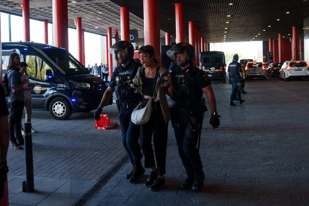 Ayuso Inaugurates The District 2026 Police officers arrest protesters during the inauguration of The District 2026, on September 22, 2026, in Madrid, Spain. The District celebrates its fifth edition, establishing itself as the largest international real estate investment event, held for the first time in Madrid on September 22, 2026, Spain  Copyright: xMatiasxChiofalox 7791118