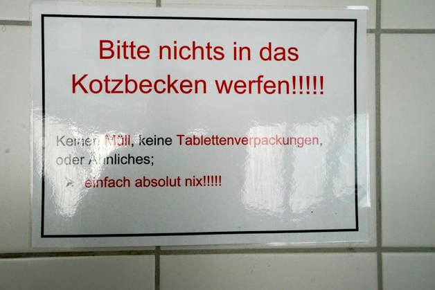 CNTV DROBINN Interior view of a sign on the wall at the Dron Inn in Hamburg, dated September 21, 2026, with the message Please do not throw anything into the vomit basin. Drob Inn is a contact and counseling center with integrated drug consumption rooms in Hamburg, Germany.