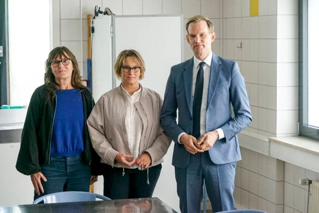 CNTV DROBINN Federal Drug Commissioner Hendrik Streeck, Hamburg’s Senator for Social Affairs Melanie Schlotzhauer, and Drob Inn Director Christine Tuegel Hamburg, September 21, 2026, visit the Drob Inn, a drop-in and counseling center with integrated drug consumption rooms in Hamburg Germany