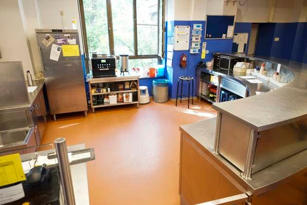 CNTV DROBINN Interior view of the storage room, Aufenhatsraum, and distribution center at Dron Inn, Hamburg, September 21, 2026. Drob Inn: a contact and counseling center with integrated drug consumption rooms in Hamburg, Germany