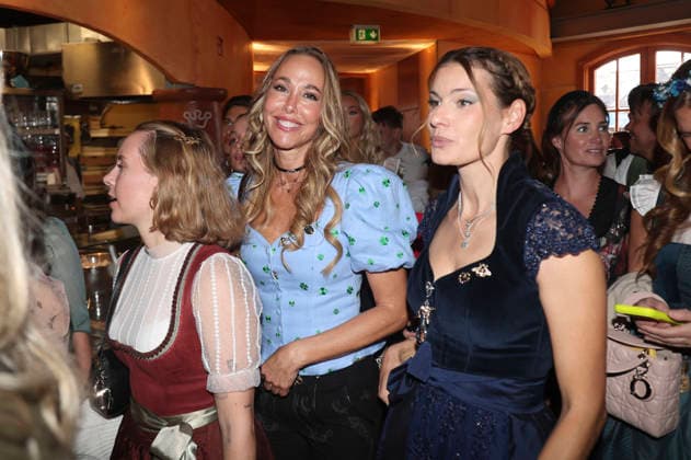 Sylvia Walker and Rebecca Kunikowski at the Cathy Hummels Wiesn Stroll during the 191st Oktoberfest in 2026 at the Theresienwiese in Munich, September 21, 2026 Foto:xAgenturxWehnertx xGränzdörferx xFuturexImagex wiesnbummel_6907