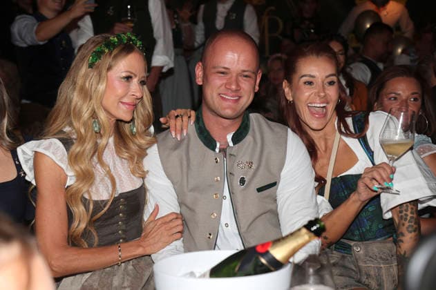 Jenny Elvers, Paul Jolig, and Tiger Kirchharz at Cathy Hummels’ Wiesn Stroll during the 191st Oktoberfest in 2026 at the Theresienwiese in Munich, September 21, 2026 Foto:xAgenturxWehnertx xGränzdörferx xFuturexImagex wiesnbummel_6921