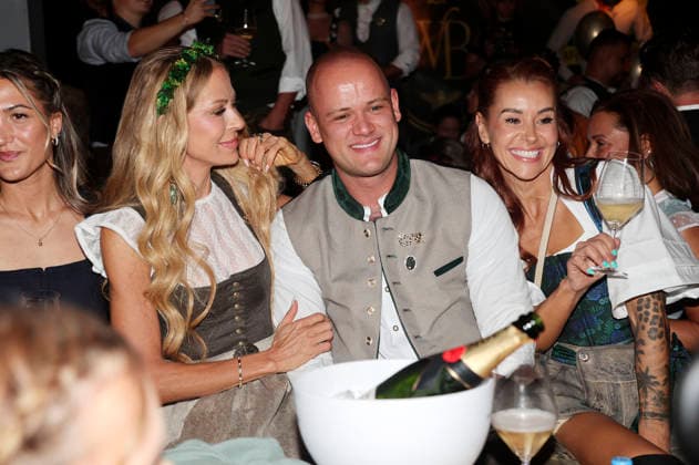 Jenny Elvers, Paul Jolig, and Tiger Kirchharz at Cathy Hummels’ Wiesn Stroll during the 191st Oktoberfest in 2026 at the Theresienwiese in Munich, September 21, 2026 Foto:xAgenturxWehnertx xGränzdörferx xFuturexImagex wiesnbummel_6922