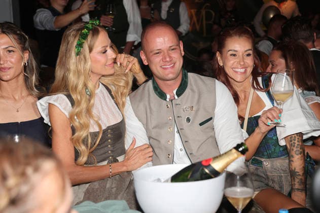 Jenny Elvers, Paul Jolig, and Tiger Kirchharz at Cathy Hummels’ Wiesn Stroll during the 191st Oktoberfest in 2026 at the Theresienwiese in Munich, September 21, 2026 Foto:xAgenturxWehnertx xGränzdörferx xFuturexImagex wiesnbummel_6923