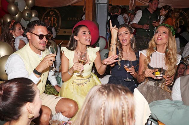 Dominic Höppner, Katharina Eisenblut, a guest, and Jenny Elvers at Cathy Hummels Wiesn stroll during the 191st Oktoberfest in 2026 at the Theresienwiese in Munich, September 21, 2026 Foto:xAgenturxWehnertx xGränzdörferx xFuturexImagex wiesnbummel_6929