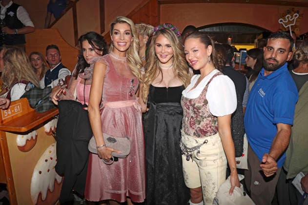 Mariella Ahrens, Annika Gassner, Julia Haupt, and Joelina Drews at the Cathy Hummels Wiesn Bummel during the 191st Oktoberfest in 2026 at the Theresienwiese in Munich, September 21, 2026 Foto:xAgenturxWehnertx xGränzdörferx xFuturexImagex wiesnbummel_6943