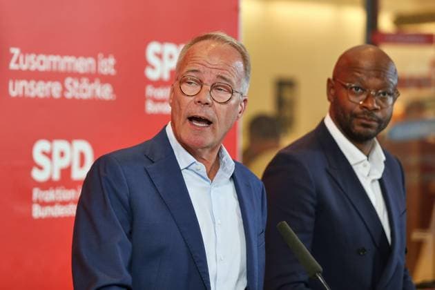 Berlin, Germany, September 22, 2026 German Bundestag SPD Caucus Meeting Matthias Miersch and Armand Zorn, both members of the SPD, issue a press statement Copyright: xdtsxNachrichtenagenturx dts_135891