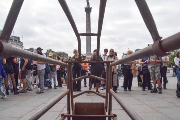 September 22, 2026, London, England, United Kingdom: A view from inside the farrowing crate in Trafalgar Square on the final day of a protest against pig crates and factory farms organised by the animal rights group Animal Rising. The activist Michelle Farnham lived in the crate for three weeks, demonstrating how mother pigs live on factory farms, and calling for an end to farrowing crates and a pig named Luna to be freed. London United Kingdom  - ZUMAv130 20260922_zip_v130_013 Copyright: xVukxValcicx