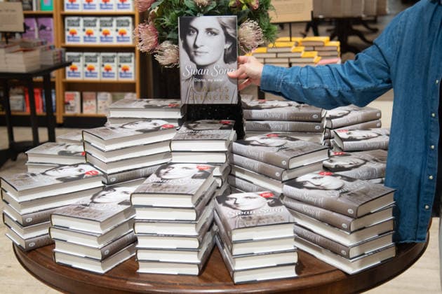 Charles Spencer, Earl Spencer s Diana Memorial Swan Song: Diana, My Sister released Today - Waterstones Piccadilly, London, UK - Tuesday 22 September 2026 A general view of Earl Spencer s (Charles Spencer) new book, a memorial of his late sister Princess Diana titled Swan Song: Diana, My Sister at Waterstones Piccadilly in London, England, UK on Tuesday 22 September, 2026 which is being released today., Credit:Justin Ng Avalon UK, England, London, Waterstones Piccadilly  Copyright: xJustinxNgx xAvalonx 1137214078