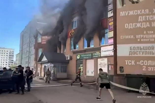 RUSSIA, STERLITAMAK - SEPTEMBER 22, 2026: Emergency workers battle a fire at the Solnechny shopping centre. Video grab. Best possible quality. Ministry of Emergency Situations TASS  98135333