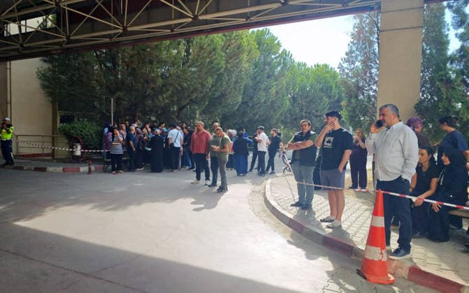 (260922) -- MANISA, Sept. 22, 2026 -- People wait outside a hospital in the Turgutlu district of Manisa, T¨¹rkiye, on Sept. 22, 2026. A teenage boy has been arrested and taken into custody after at least 11 people were injured in a shooting outside a high school in T¨¹rkiye s western province of Manisa on Tuesday morning, Justice Minister Akin Gurlek said. ( Handout via Xinhua) (SpotNews)T?RKIYE-MANISA-SCHOOL SHOOTING-INCIDENT MustafaxKaya 