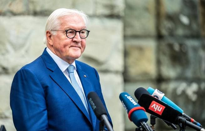 Local Time: Federal President in Hattingen ** FOR EDITORIAL USE ONLY ** EDITORIAL USE ONLY ** Federal President Frank-Walter Steinmeier (SPD) speaks on Tuesday afternoon, September 22, 2026, as part of his three-day visit, in front of City Hall in Hattingen to representatives of the press. Germany, North Rhine-Westphalia, Hattingen. Copyright MartinxMöller Copyright: MartinxMöller doc87pnmmo07lh70t64vp9 ,EDITORIAL USE ONLY Copyright: MartinxMöller
