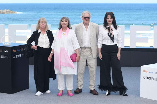 Georgina Lowe, Marion Bailey, Paul Jesson, and Alice Bailey Johnson at the photocall for the movie *Tender Loving Care* at the 74th San Sebastián International Film Festival (Festival Internacional de Cine de San Sebastián) on the Kursaal Terrace in San Sebastián, September 22, 2026 Foto:xC.xNiehausx xFuturexImagex tender_6902
