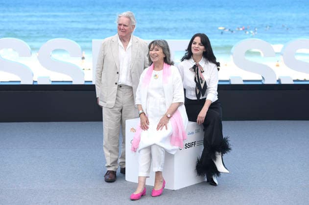 Paul Jesson, Marion Bailey, and Alice Bailey Johnson at the photo call for the film *Tender Loving Care* at the 74th San Sebastián International Film Festival (Festival Internacional de Cine de San Sebastián) on the Kursaal Terrace in San Sebastián, September 22, 2026 Foto:xC.xNiehausx xFuturexImagex tender_6904