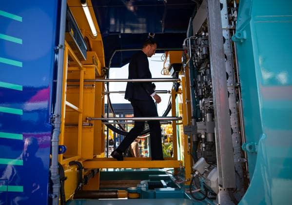(260922) -- BERLIN, Sept. 22, 2026 -- A man tours a train during the 2026 International Trade Fair for Transport Technology (InnoTrans 2026) in Berlin, Germany, Sept. 22, 2026. The fair kicked off here on Tuesday and will last until Sept. 25. ) GERMANY-BERLIN-INNOTRANS 2026-OPENING ZhangxHaofu 