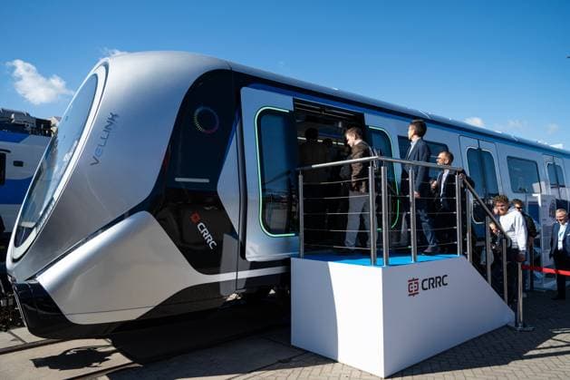 (260922) -- BERLIN, Sept. 22, 2026 -- People queue to tour a CRRC VELLINK on display during the 2026 International Trade Fair for Transport Technology (InnoTrans 2026) in Berlin, Germany, Sept. 22, 2026. The fair kicked off here on Tuesday and will last until Sept. 25. ) GERMANY-BERLIN-INNOTRANS 2026-OPENING ZhangxHaofu 