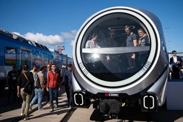 (260922) -- BERLIN, Sept. 22, 2026 -- People tour a CRRC VELLINK on display during the 2026 International Trade Fair for Transport Technology (InnoTrans 2026) in Berlin, Germany, Sept. 22, 2026. The fair kicked off here on Tuesday and will last until Sept. 25. ) GERMANY-BERLIN-INNOTRANS 2026-OPENING ZhangxHaofu 