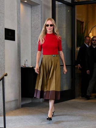 IPA88829524 - Milan, Milan Fashion Week 2026 Celebrities in the City Leaving Palazzo Parigi Pictured: Uma Thurman  Copyright: xManuelexMangiarottix xManuelexMangiarottix IPA88829524