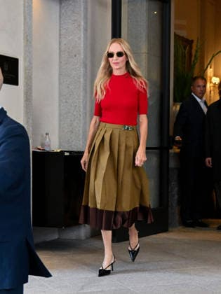 IPA88829525 - Milan, Milan Fashion Week 2026 Celebrities in the City Leaving Palazzo Parigi Pictured: Uma Thurman  Copyright: xManuelexMangiarottix xManuelexMangiarottix IPA88829525