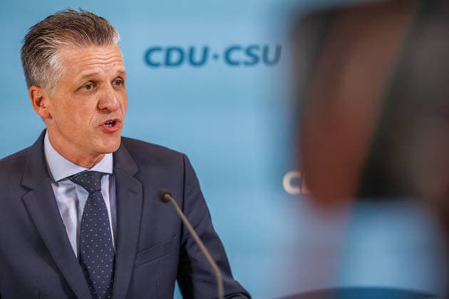 Statement before the CDU CSU parliamentary group meeting by Alexander Hoffmann, Deputy Chair of the CDU CSU parliamentary group in the Bundestag, and Thorsten Frei (CDU), Chair of the parliamentary group, speak during a statement before the parliamentary group meetings on September 22, 2026, in Berlin, Berlin, Berlin, Germany, Reichstag