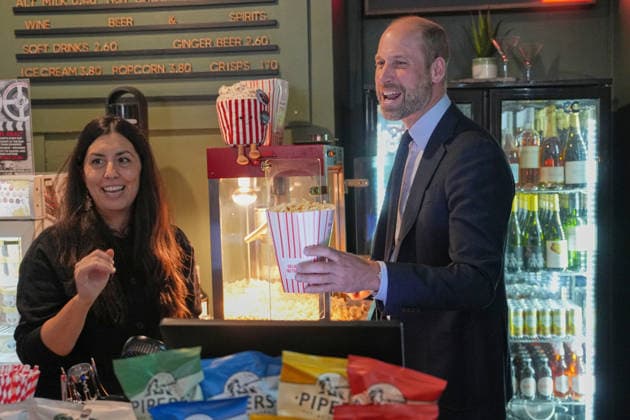 . 22 09 2026. London, United Kingdom. Prince William serves popcorn ,during a visit to ActOne, an independent, community-led cinema in London.  xPoolx xi-Imagesx IIM-27024-0015