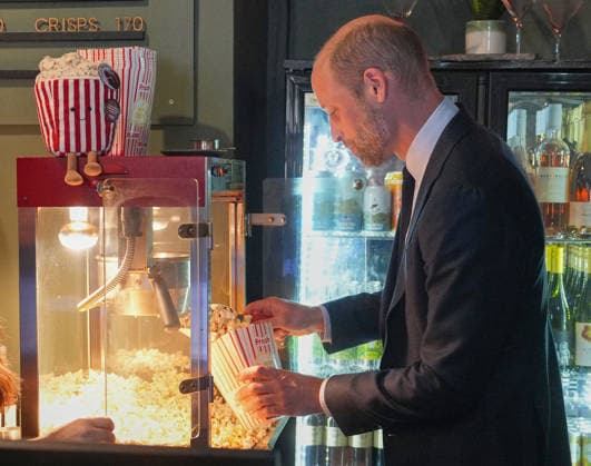 . 22 09 2026. London, United Kingdom. Prince William serves popcorn ,during a visit to ActOne, an independent, community-led cinema in London.  xPoolx xi-Imagesx IIM-27024-0017