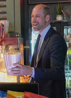 . 22 09 2026. London, United Kingdom. Prince William serves popcorn ,during a visit to ActOne, an independent, community-led cinema in London.  xPoolx xi-Imagesx IIM-27024-0018