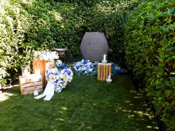 CNTV KUEHNE Grave Site Flowers Wreath Stone Millionaire Klaus Michael Kuehne, who passed away in August, was buried today in a wooden urn; the funeral took place at Ohlsdorf Cemetery in Hamburg on September 22, 2026, Hamburg, Germany