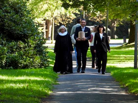 CNTV KUEHNE Funeral Director with the Urn: Millionaire Klaus Michael Kuehne, who passed away in August, was buried today in a wooden urn. The funeral took place at Ohlsdorf Cemetery in Hamburg on September 22, 2026, in Hamburg, Germany.