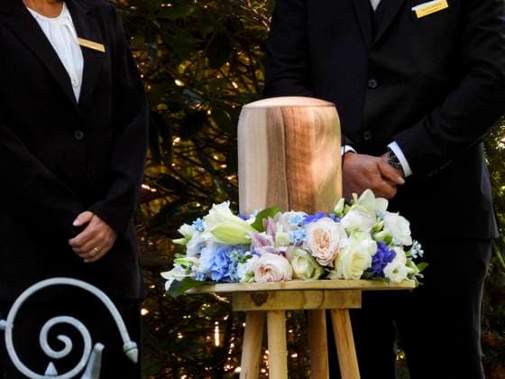 CNTV KUEHNE Funeral Director with the Urn: Millionaire Klaus Michael Kuehne, who passed away in August, was buried today in a wooden urn. The funeral took place at Ohlsdorf Cemetery in Hamburg on September 22, 2026, in Hamburg, Germany.