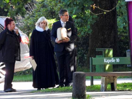CNTV KUEHNE Funeral Director with the Urn: Millionaire Klaus Michael Kuehne, who passed away in August, was buried today in a wooden urn. The funeral took place at Ohlsdorf Cemetery in Hamburg on September 22, 2026, in Hamburg, Germany.
