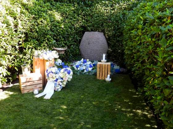 CNTV KUEHNE Grave Site Flowers Wreath Stone Millionaire Klaus Michael Kuehne, who passed away in August, was buried today in a wooden urn. The funeral took place at Ohlsdorf Cemetery in Hamburg on September 22, 2026, in Hamburg, Germany.