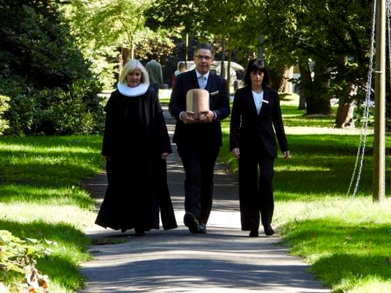 CNTV KUEHNE Funeral Director with the Urn: Millionaire Klaus Michael Kuehne, who passed away in August, was buried today in a wooden urn. The funeral took place at Ohlsdorf Cemetery in Hamburg on September 22, 2026, in Hamburg, Germany.