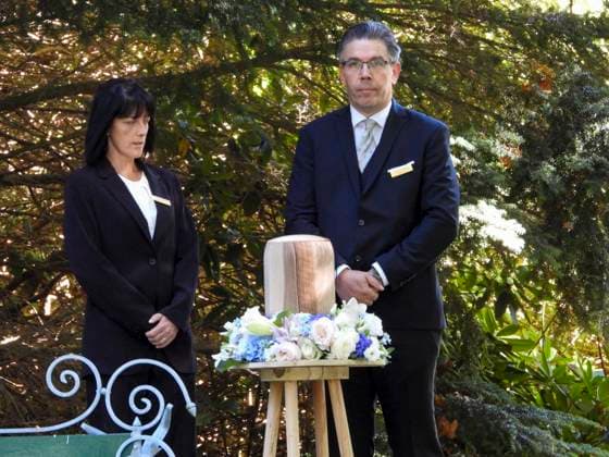 CNTV KUEHNE Funeral Director with the Urn: Millionaire Klaus Michael Kuehne, who passed away in August, was buried today in a wooden urn. The funeral took place at Ohlsdorf Cemetery in Hamburg on September 22, 2026, in Hamburg, Germany.