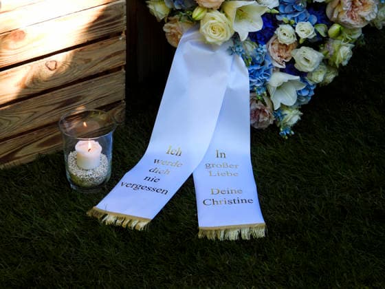 CNTV KUEHNE Grave Site Flowers Ribbon With All My Love, Your Christine Millionaire Klaus Michael Kuehne, who passed away in August, was buried today in a wooden urn. The funeral took place at the Ohlsdorf Cemetery in Hamburg on September 22, 2026, Hamburg, Germany