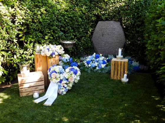 CNTV KUEHNE Grave Site Flowers Wreath Stone Millionaire Klaus Michael Kuehne, who passed away in August, was buried today in a wooden urn. The funeral took place at the Ohlsdorf Cemetery in Hamburg on September 22, 2026, in Hamburg, Germany.