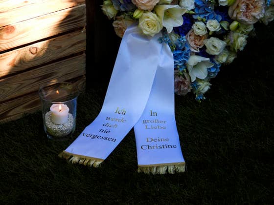 CNTV KUEHNE Grave Site Flowers Ribbon: With Great Love, Your Christine Millionaire Klaus Michael Kuehne, who passed away in August, was buried today in a wooden urn. The funeral took place at the Ohlsdorf Cemetery in Hamburg on September 22, 2026, Hamburg, Germany