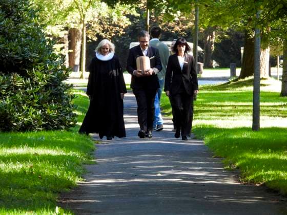 CNTV KUEHNE Funeral Director with the Urn: Millionaire Klaus Michael Kuehne, who passed away in August, was buried today in a wooden urn. The funeral took place at Ohlsdorf Cemetery in Hamburg on September 22, 2026, Hamburg, Germany.