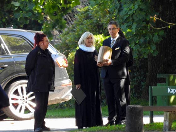 CNTV KUEHNE: Undertaker with the Urn. Millionaire Klaus Michael Kuehne, who passed away in August, was buried today in a wooden urn. The funeral took place at Ohlsdorf Cemetery in Hamburg on September 22, 2026, in Hamburg, Germany.