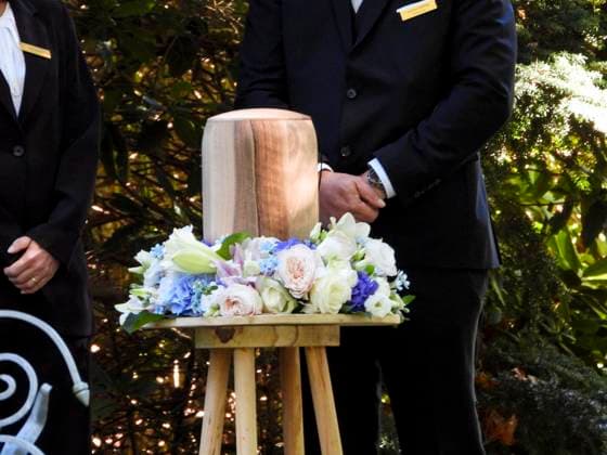CNTV KUEHNE: Undertaker with the Urn. Millionaire Klaus Michael Kuehne, who passed away in August, was buried today in a wooden urn. The funeral took place at Ohlsdorf Cemetery in Hamburg on September 22, 2026, in Hamburg, Germany.