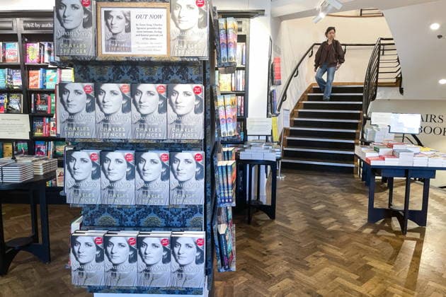 UNITED KINGDOM, LONDON - SEPTEMBER 22, 2026: Copies of Swan Song: Diana, My Sister , a memoir by Charles Spencer, the 9th Earl Spencer, the younger brother of Princess of Wales Diana Spencer, are seen in a bookshop. Ilya Dmitryachev TASS  98139680