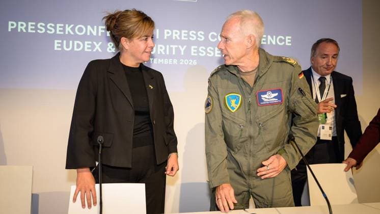 Essen Euro Defense Expo Eudex at Messe Essen for the first time ** FOR EDITORIAL PURPOSES ONLY ** EDITORIAL USE ONLY ** p Mona Neubaur, Minister of Economic Affairs, Industry, Climate Protection, and Energy, and Lieutenant General Thorsten Posch Copyright: UwexErnst doc87pp8wxkopi1guve193 ,EDITORIAL USE ONLY Copyright: UwexErnst