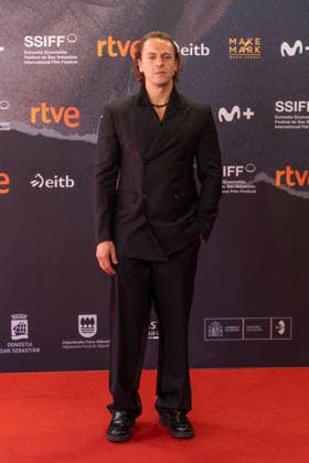 74th San Sebastian International Film Festival SAN SEBASTIAN, SPAIN - SEPTEMBER 22: Turkish actor Metin Akdulger poses on the red carpet for the premiere of the Turkish film Artakalan in San Sebastian, Basque Country of Spain on September 22, 2026. The film Artakalan , written and directed by Yesim Ustaoglu is in selected for the festival s official program. Javi Julio Anadolu San Sebastian Spain. Editorial use only. Please get in touch for any other usage.  Copyright: x2026xAnadoluxJavixJuliox